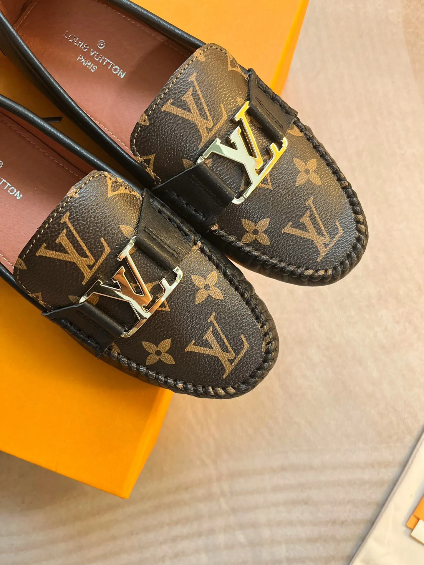 p460💰Couple model❤️🇫🇷 𝙇𝙤𝙪𝙞𝙨 𝙑𝙪𝙞𝙩𝙩𝙤𝙣 🇫🇷Louis Vuitton 2023 Classic𝓛𝓿 𝓣𝓻𝓪𝓲𝓷𝓮𝓻 Sports Series ➪➪➪¯ [Arizona Doudou Shoes Series] ▪️▪️▪️Arizona slip-on shoes are made of Monogram Eclipse canvas. Its hand-painted and dyed edges and hand-sewn uppers fully demonstrate Louis Vuitton's traditional shoemaking craftsmanship. This slip-on shoe is very lightweight. The integrated tongue and upper make it particularly comfortable and flexible. The soft outsole is equipped with rubber padding. Decorated with matching sash. Detailed features: ☑️Monogram Eclipse canvas ☑️Black Eclipse pattern ☑️Hand-painted shoe edges ☑️Hand-sewn uppers (each pair takes time to process) ☑️Integrated tongue and upper construction ☑️Outsole equipped with rubber lining ☑️size: 35_46